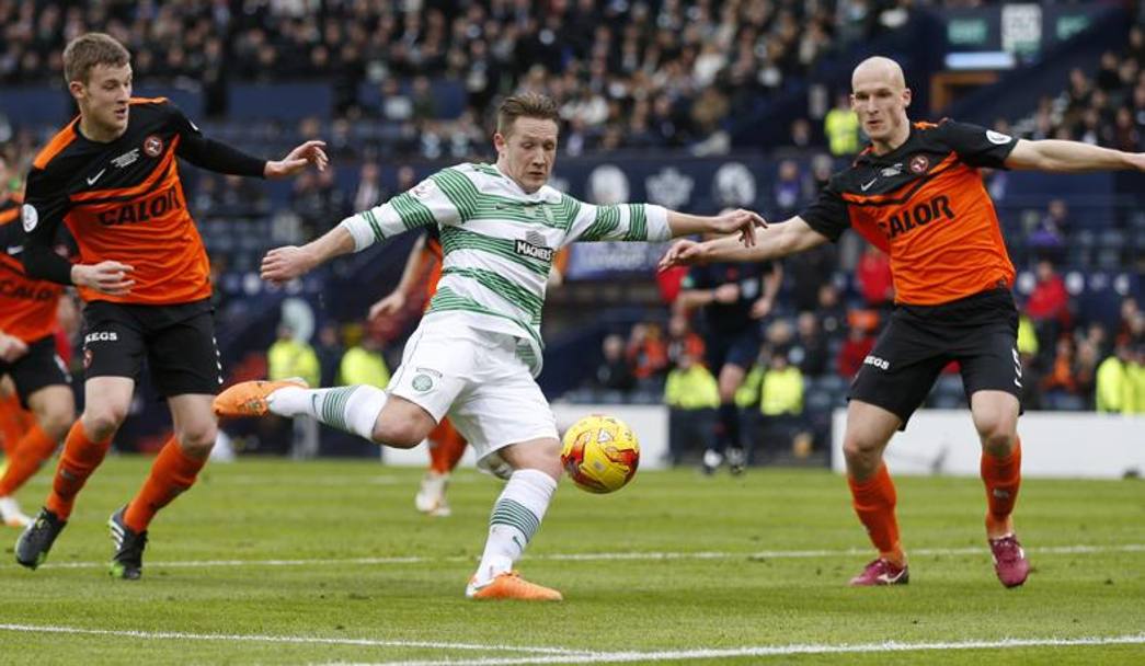 Il gol di Commons:  la prima delle due reti del Celtic (Reuters)